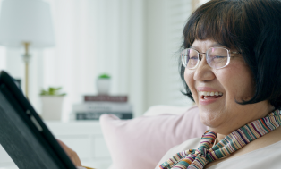 年配の方が英語で話している
