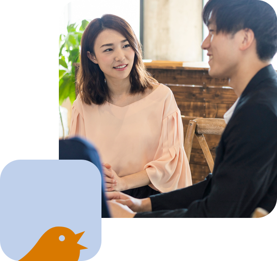 大人二人がリラックスして英語で会話している